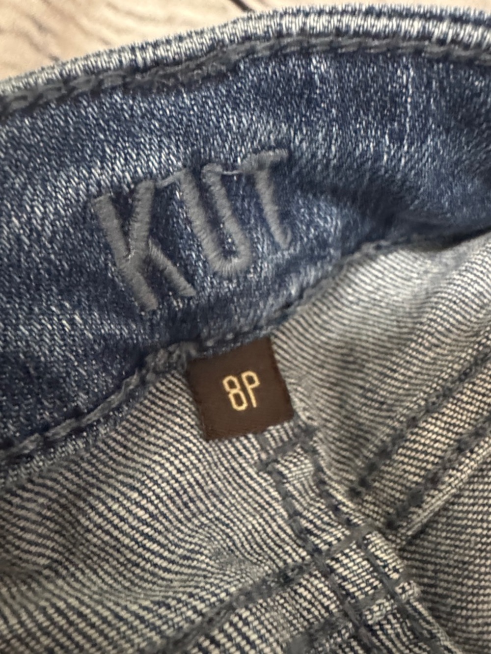 KUT from the Kloth Classic Mid Wash Women’s Jeans cropped slight distress - Picture 4 of 11